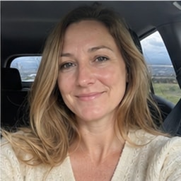 Generated avatar representing Sarah, a Skyforest Getaway guest reviewer